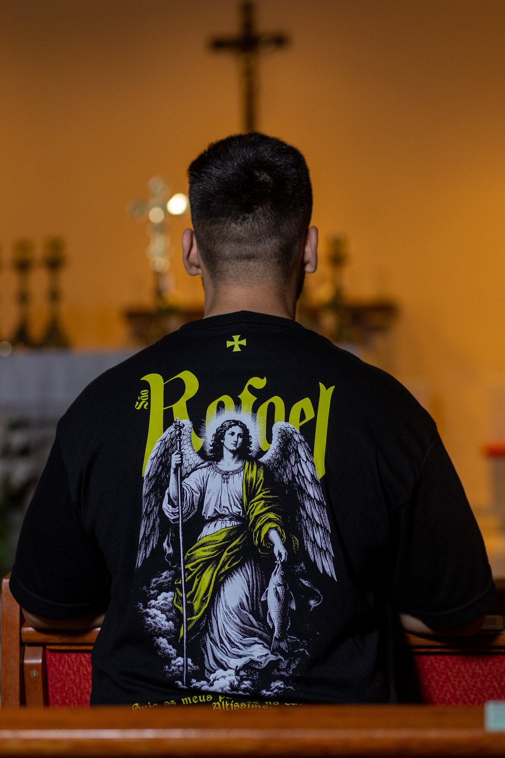 Camiseta São Rafael em ambiente de igreja