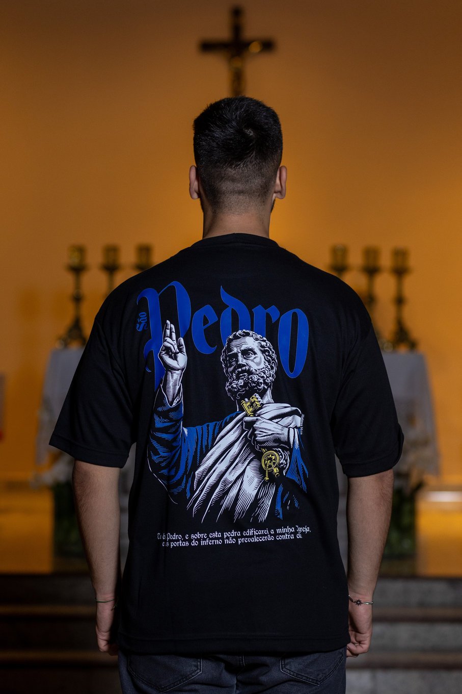 Camiseta São Pedro em ambiente de igreja