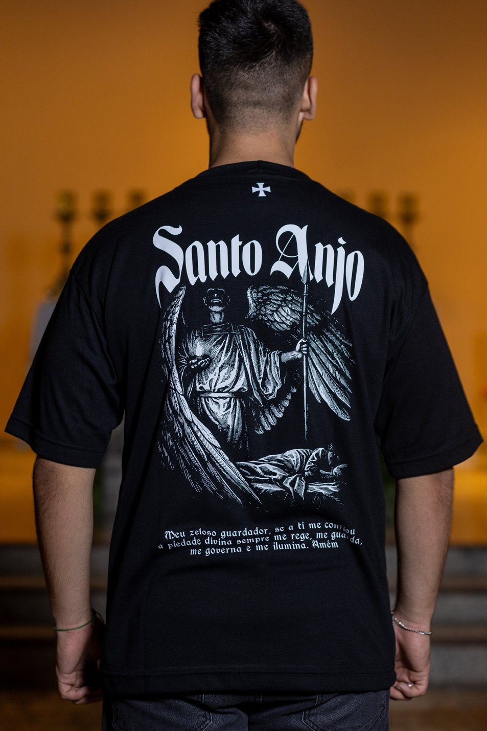 Camiseta Santo Anjo em ambiente de igreja